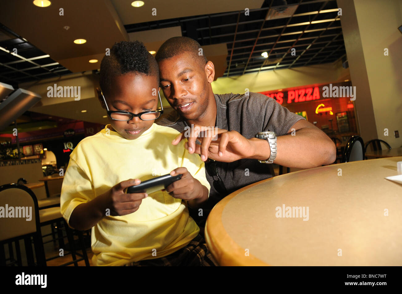 Universität von Arizona Student, Marine SGT David Hunter, und sein Sohn, Julian, 5, verbringen Zeit auf dem Campus, Tucson, AZ, USA. Stockfoto