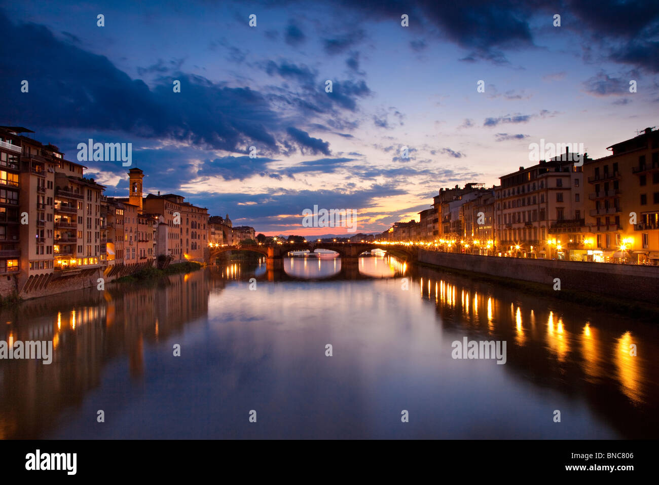 Dämmerung entlang des Flusses Arno in Florenz Toskana Italien Stockfoto