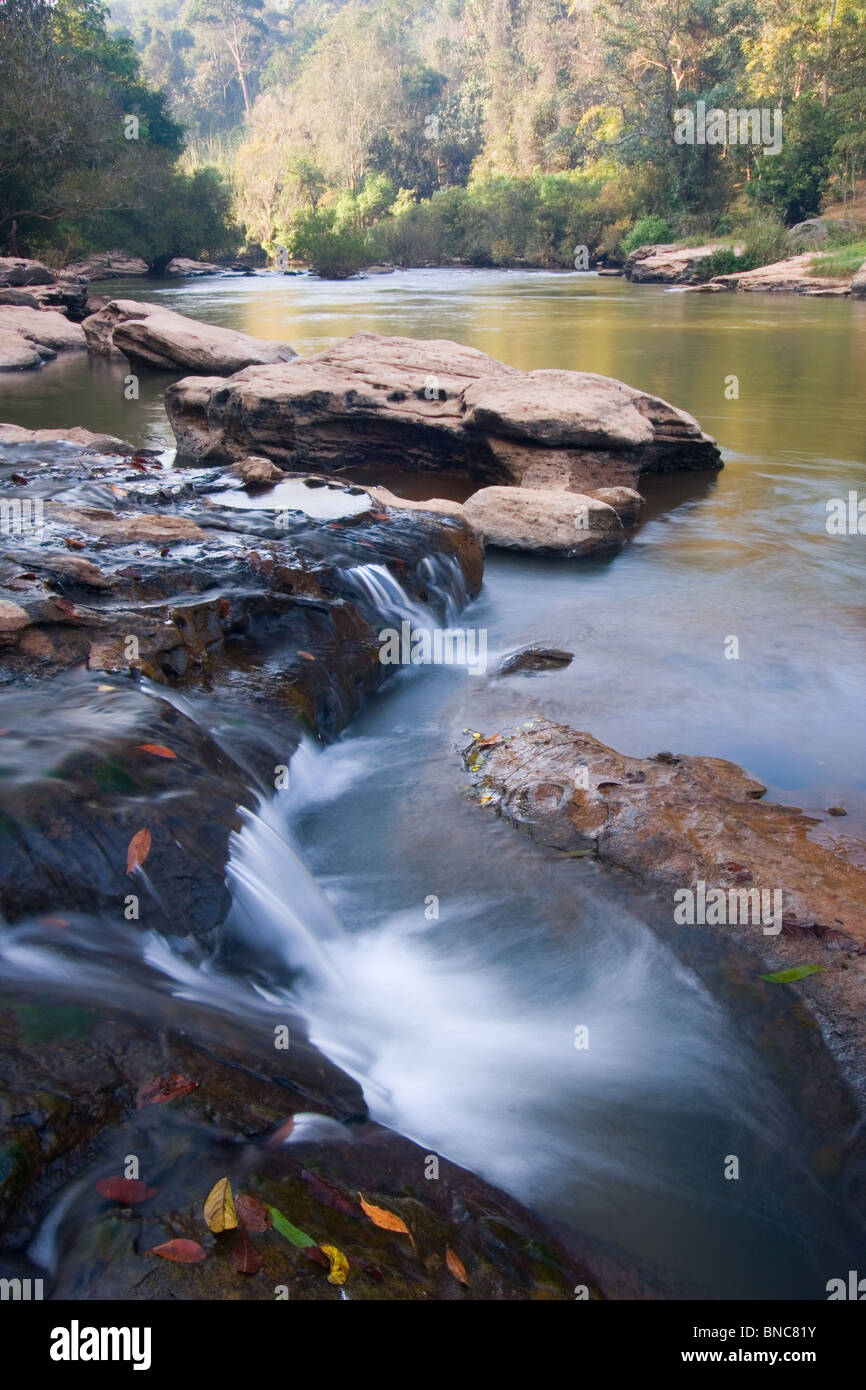 Fluss in Thung Salaeng Luang Nationalpark, Thailand Stockfoto