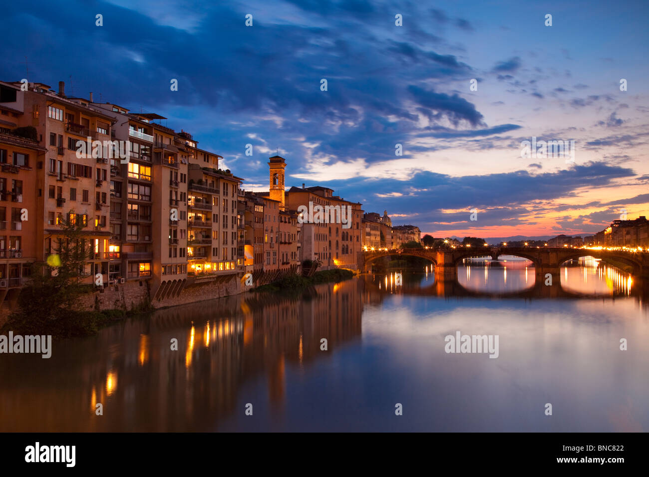 Dämmerung entlang des Flusses Arno in Florenz Toskana Italien Stockfoto