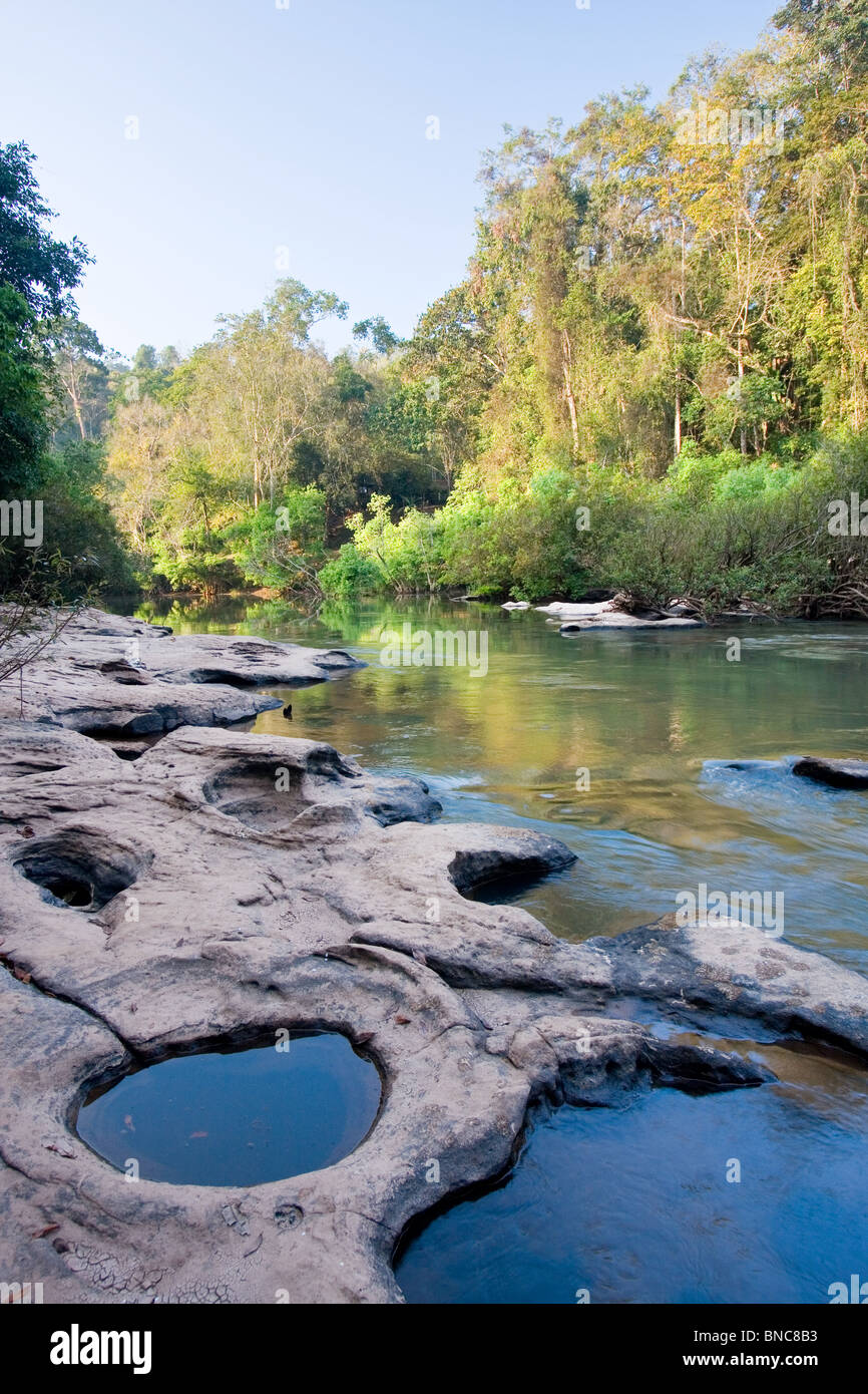 Felsformationen an einem Fluss, Thung Salaeng Luang Nationalpark, Thailand Stockfoto