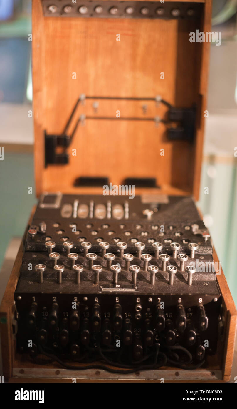 Enigma-Maschine. Eine deutsche Marine 4 Rad Enigma-Chiffriermaschine. Cabinet War Rooms und Churchill, London, Vereinigtes Königreich Stockfoto