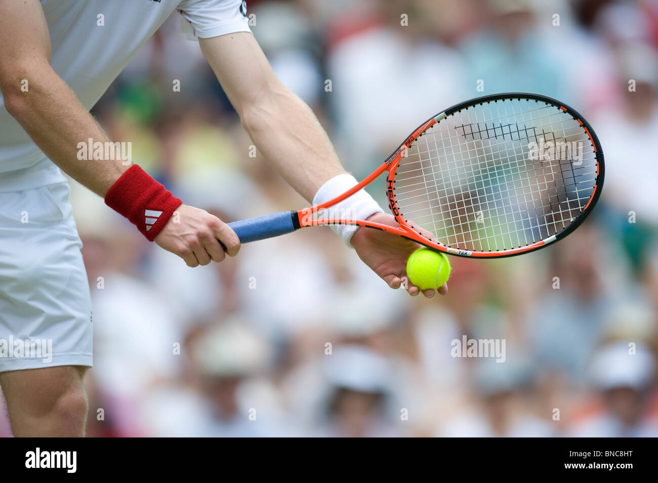 Tennis-Schläger und Ball-Detail während Wimbledon Tennis Championships 2010 Stockfoto