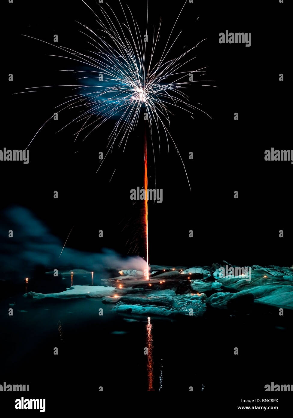 Feuerwerk über Jökulsárlón Glacial Lagune, Island Stockfoto