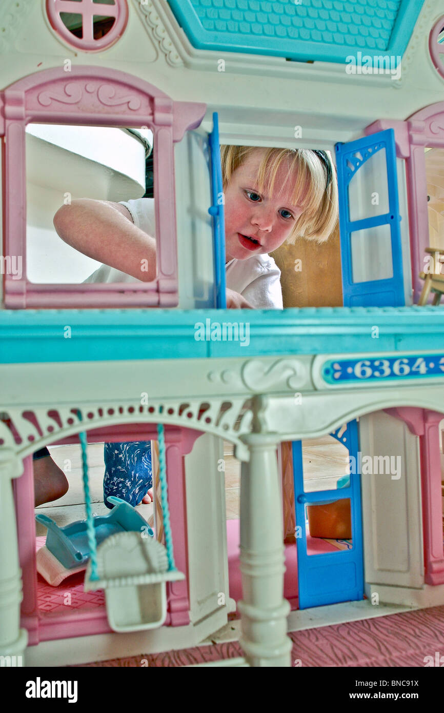 5 Jahre altes Mädchen mit Puppenhaus spielen. Herr © Myrleen Pearson Stockfoto