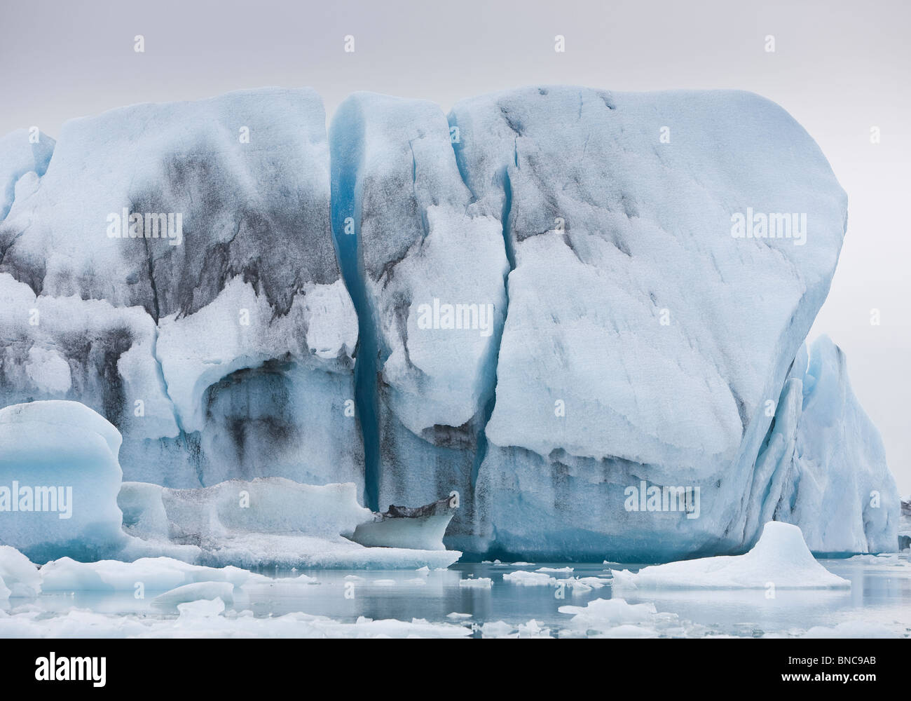 Eisberge in der Gletscherlagune Jökulsárlón, Breidamerkurjokull Gletscher, Vatnajökull-Eiskappe, Ost-Island schweben Stockfoto