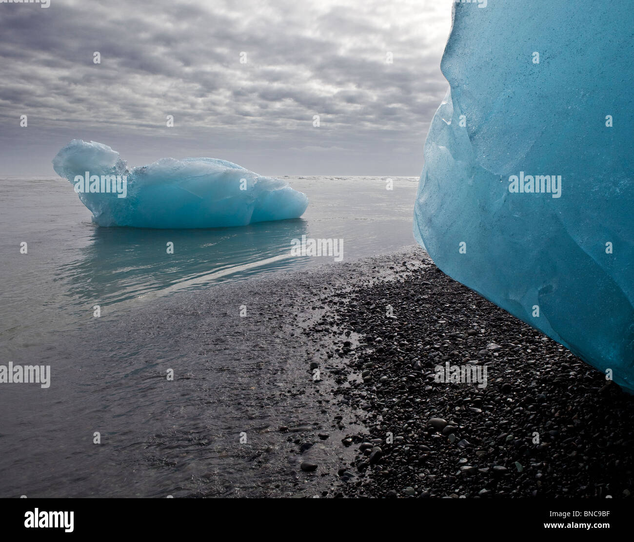 Eis-Formationen am schwarzen Sandstrand von Breidamerkurjokull Gletscher, Vatnajökull-Eiskappe, Island Stockfoto