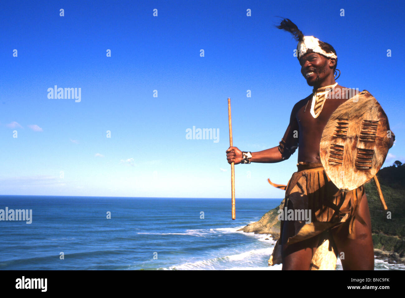 Einheimischen Pondo Stamm Krieger in Südafrika auf dem Wasser in der Nähe von Wilderness Stockfoto
