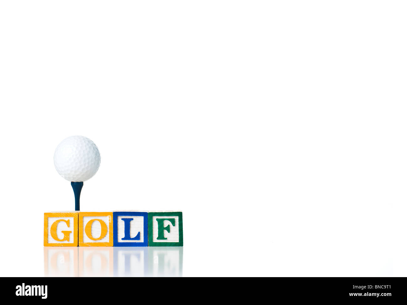 Bunte Kinder-Blöcke Rechtschreibung GOLF mit einem Golfball auf einem t-Shirt Stockfoto