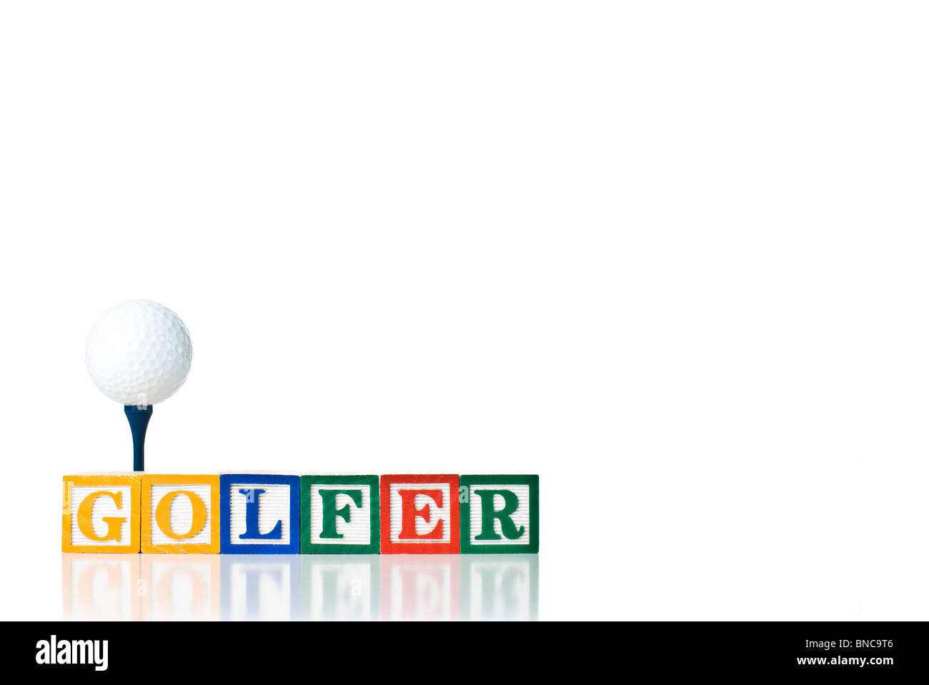 Bunte Kinder-Blöcke Rechtschreibung GOLFER mit einem Golfball auf einem t-Shirt Stockfoto