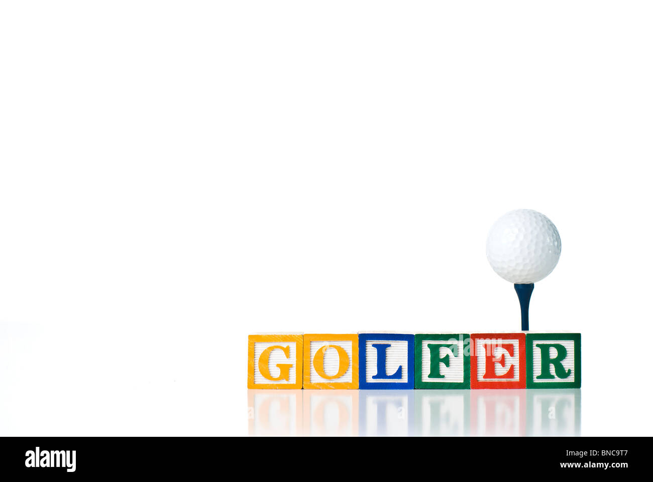 Bunte Kinder-Blöcke Rechtschreibung GOLFER mit einem Golfball auf einem t-Shirt Stockfoto
