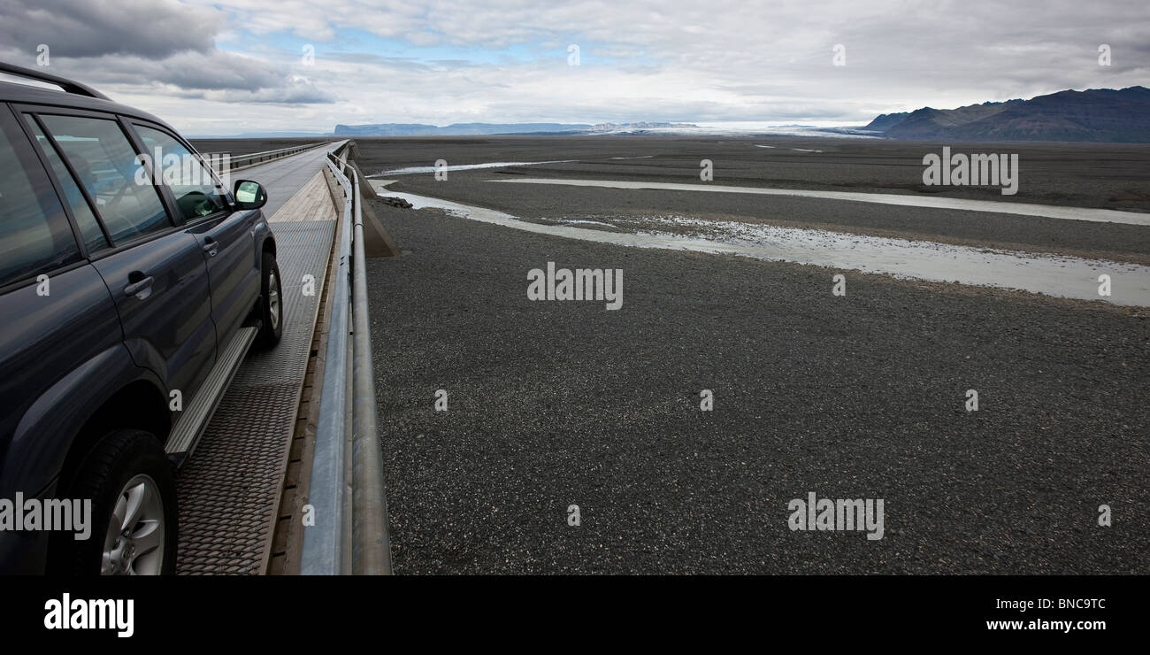 Auto-Kreuzung auf Skeidara Brücke, Skeidararsandur, Island Stockfoto