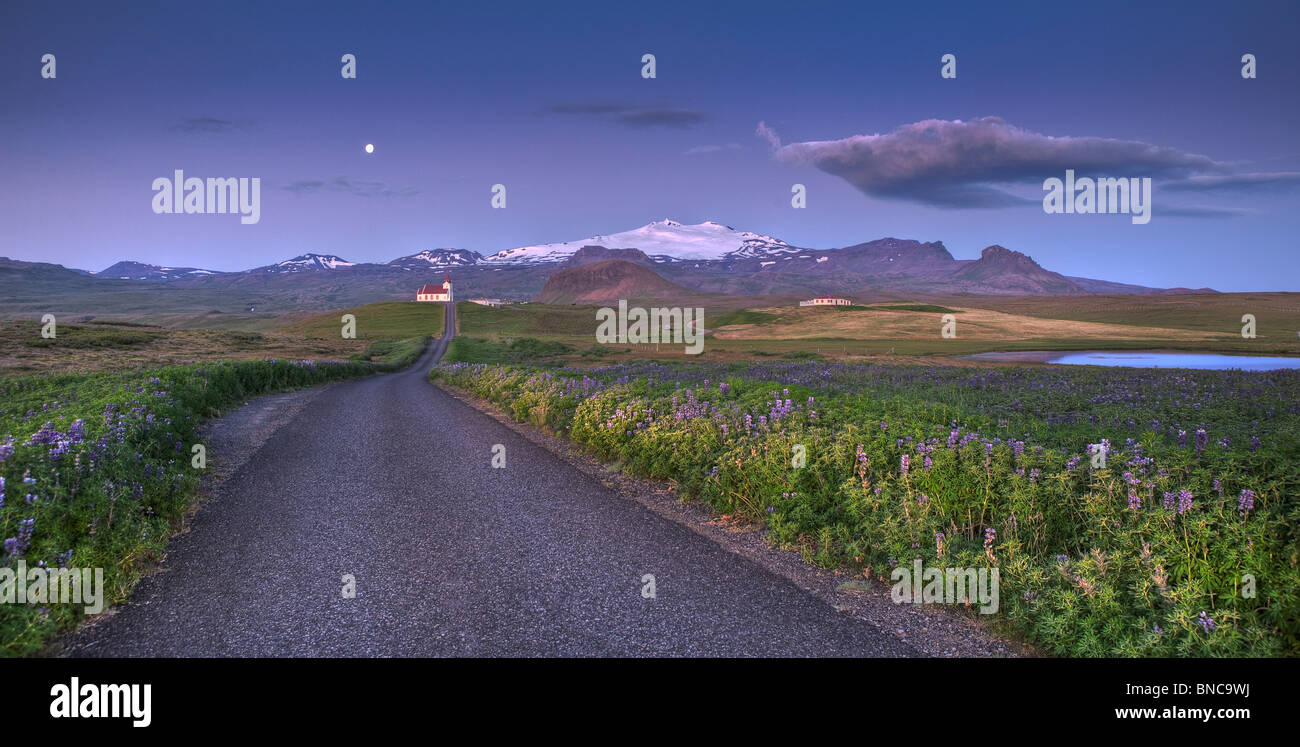 Weg zur Kirche unter Snaefellsjökull-Gletscher im Mondlicht, Snaefellsnes Halbinsel, Island Stockfoto