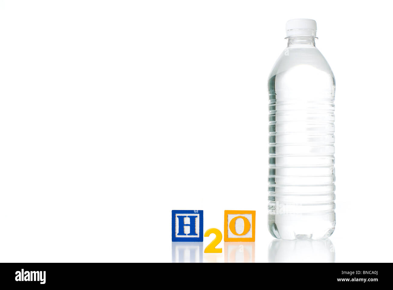 Bunte Kinder-Blöcke Rechtschreibung H2O mit einem durchsichtigen Kunststoff Trinkflasche Stockfoto