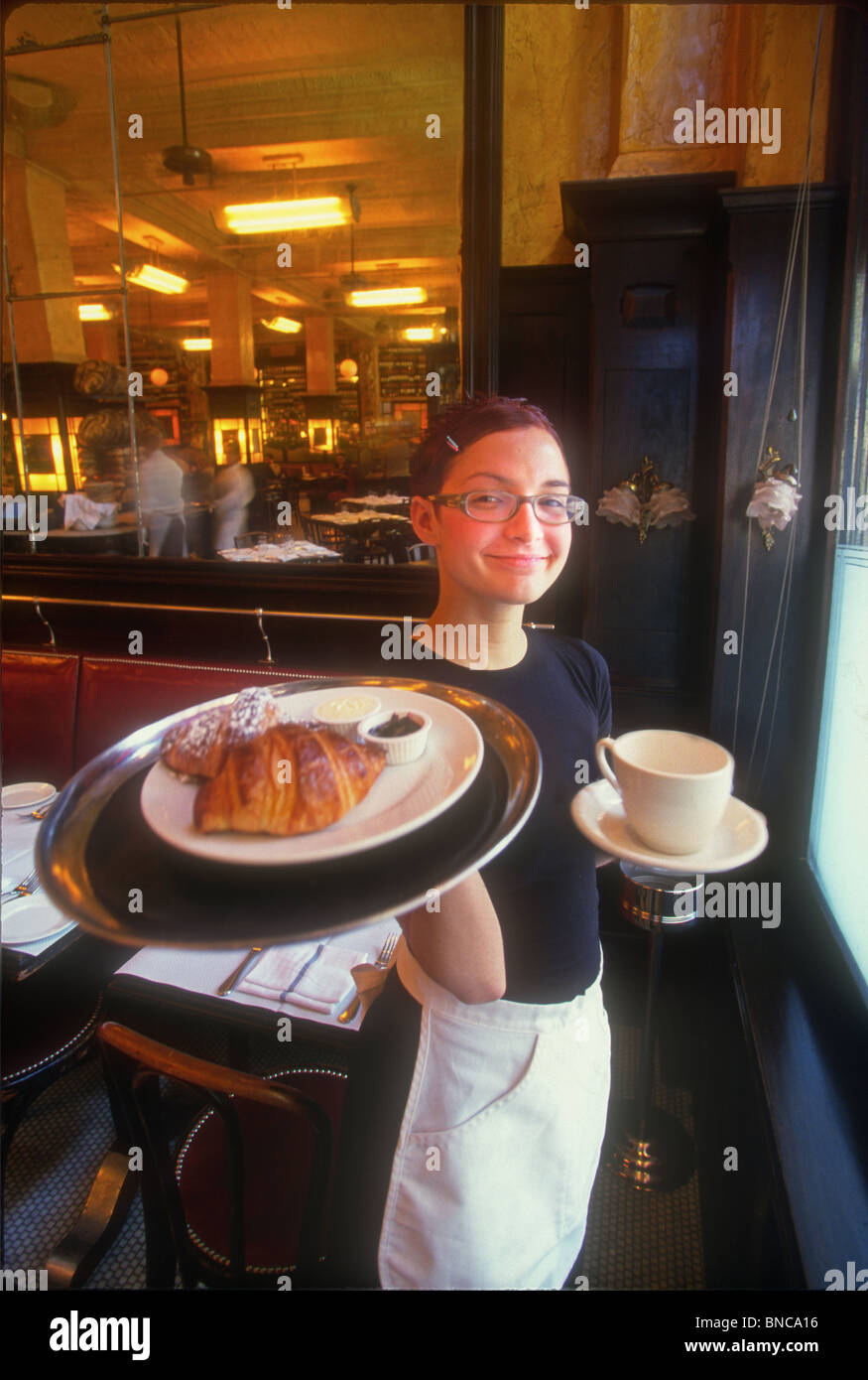 Kellnerin hält Tablett im Balthazar French Restaurant Manhattan NYC Stockfoto