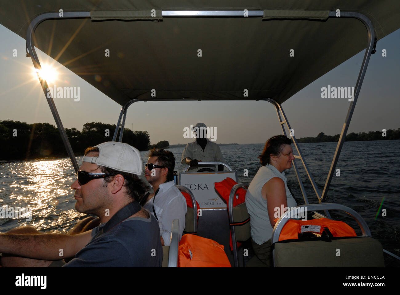 Touristenboot am Sambesi, Mosi-Oa-Tunya-Nationalpark, Sambia Stockfoto