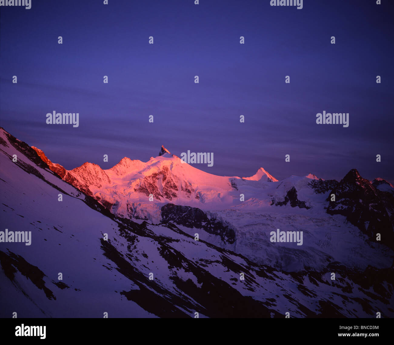 Schweizer Alpen Glühen von untergehende Sonne auf Berge und Gletscher Stockfoto