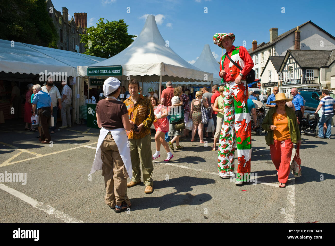 Menschen genießen das Heu Food Festival auf dem Marktplatz in Hay-on-Wye Powys Wales UK Stockfoto
