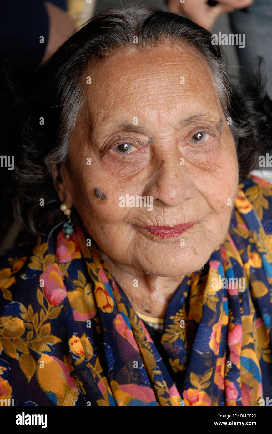 Schöne alte Indianerin Stockfoto