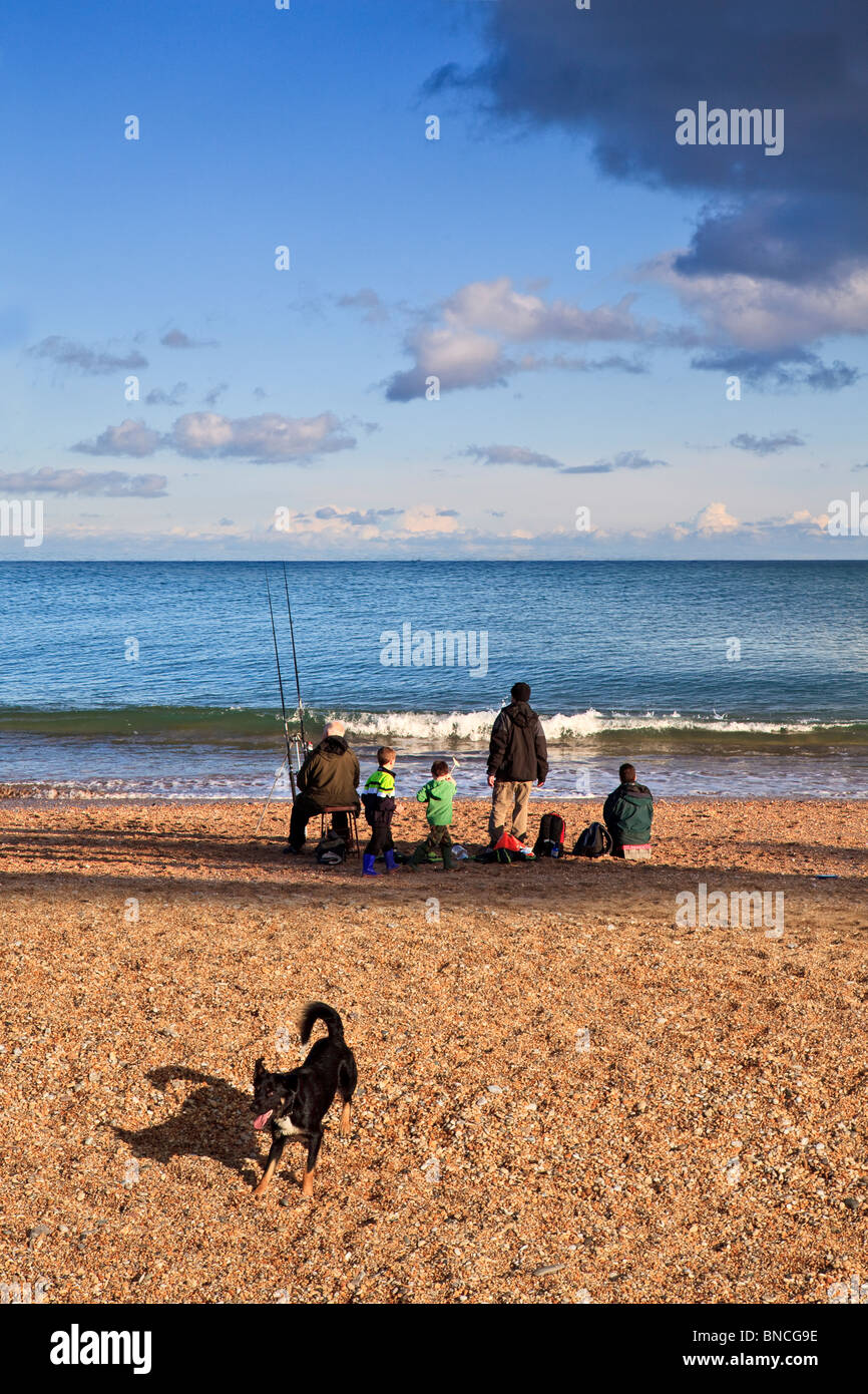 Familie Angeln am Strand von Slapton Sands, Devon im Sommer Stockfoto