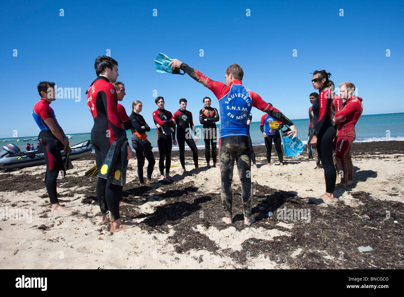 Training der "SNSM" Rettungsschwimmer (französisches Äquivalent der RNLI in UK): Aufwärmübungen Stockfoto