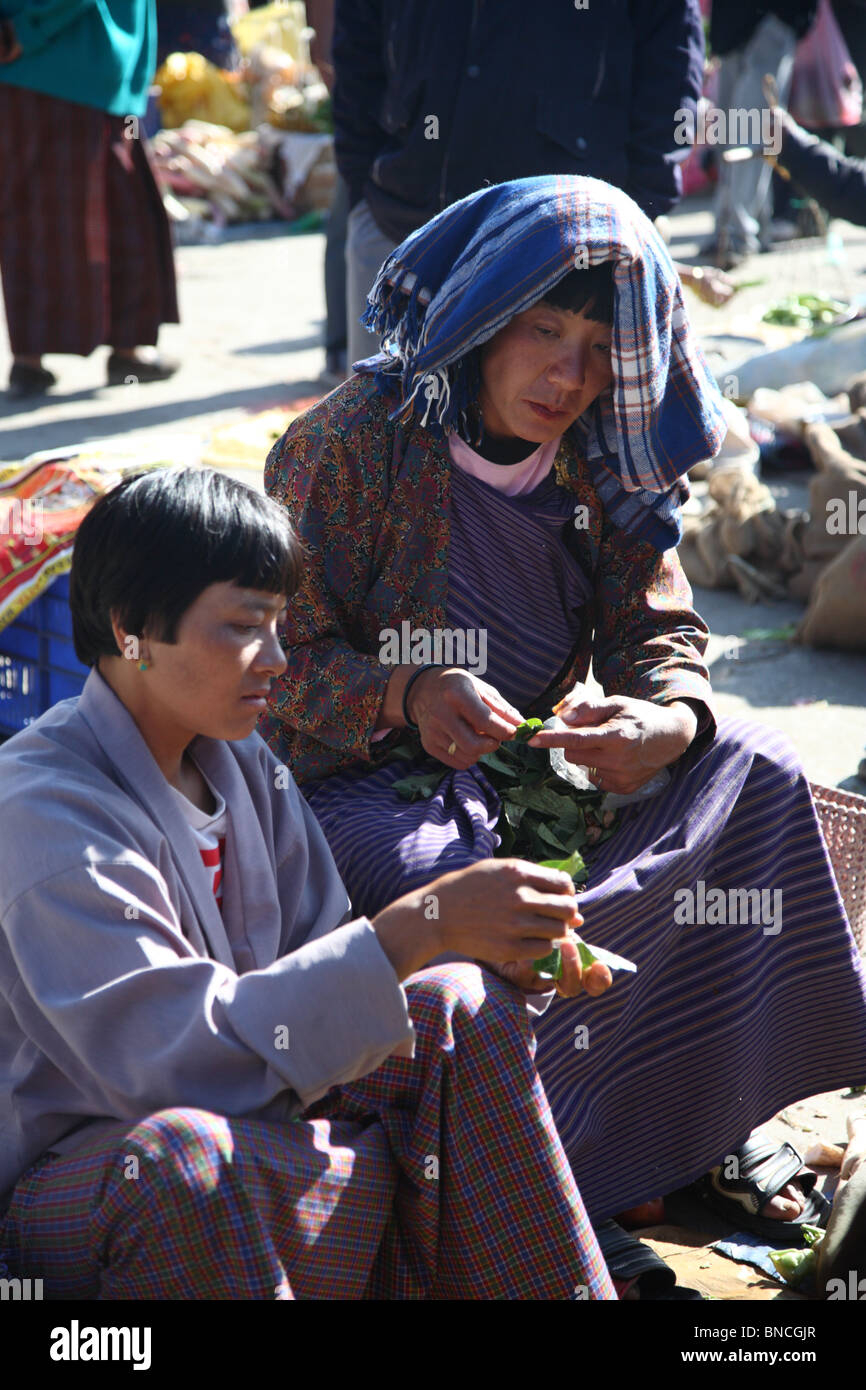 Frauen verkaufen ihr Gemüse und im Chat auf dem Markt platzieren in Paro, Bhutan. Stockfoto