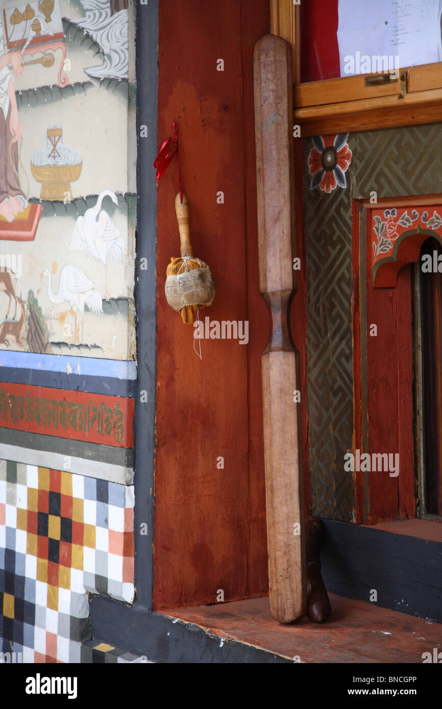 Klösterliche Elemente durch eine dekorative Tür im Kloster Tashichho Dzong in Thimpu, Bhutan. Stockfoto