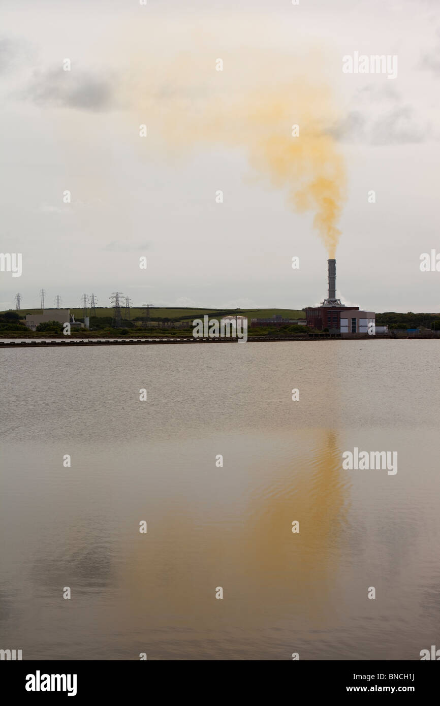 Verschmutzte Emissionen aus einem Gas abgefeuert Kraftwerk in Barrow in Furness, Cumbria, UK. Stockfoto