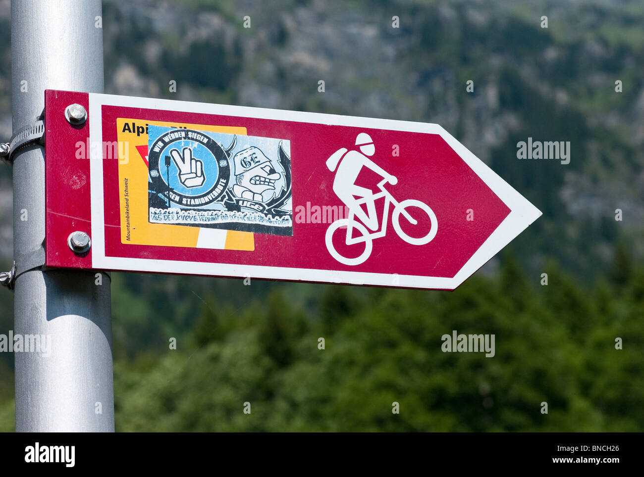 Verunstaltete Alpine Radweg unterzeichnen in Schweizer Alpen Stockfoto