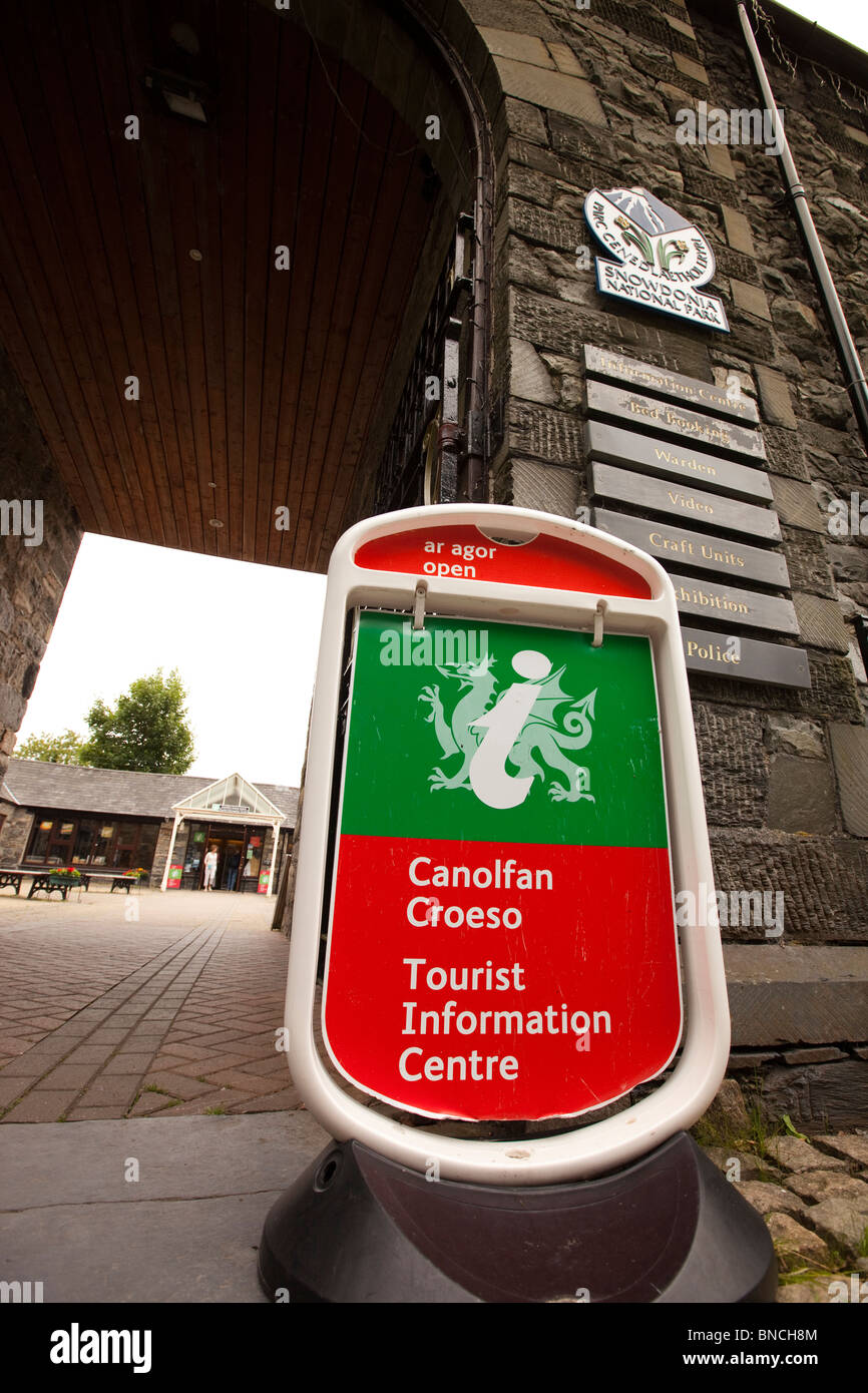 Großbritannien, Wales, Snowdonia, Betws y Coed, zweisprachige Tourist Information Centre melden Stockfoto