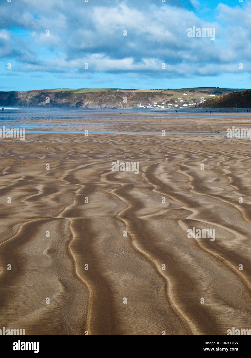 Newgale Strand, Pembrokeshire, Wales sand, Meer und blauer Himmel Stockfoto