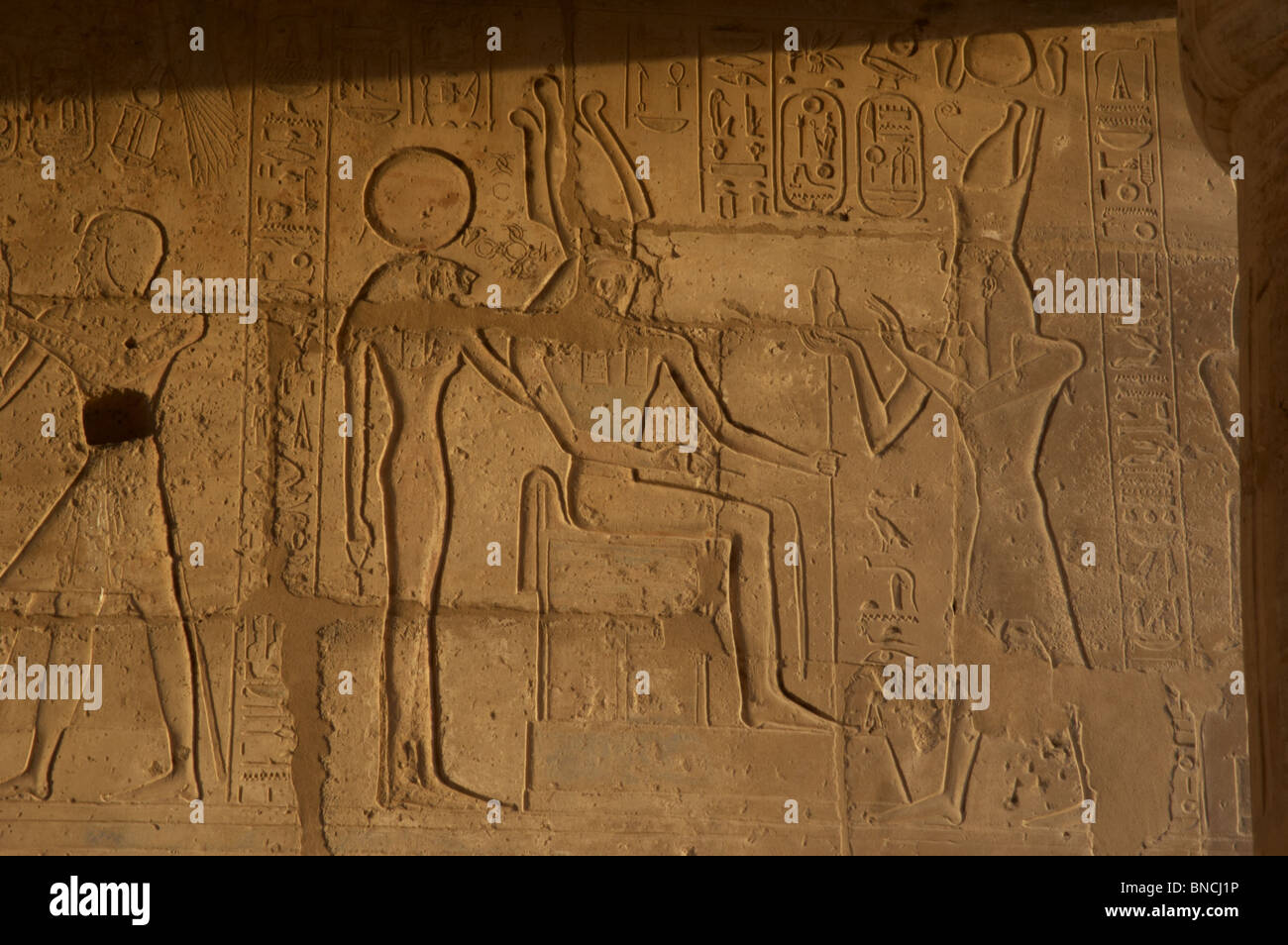 Ramesseum. Relief Darstellung des Pharaos Opfergabe an die Götter machen. Ägypten. Stockfoto