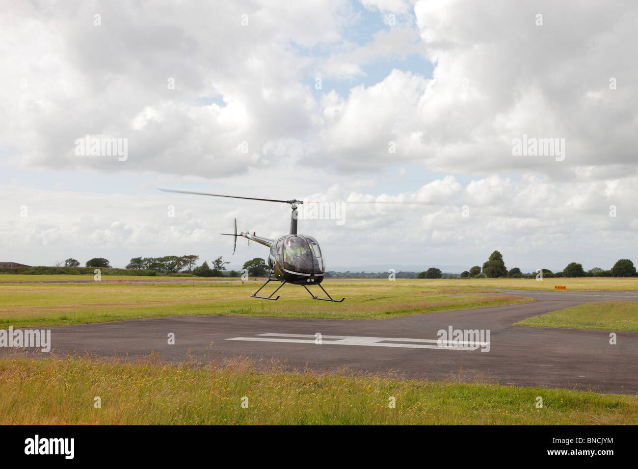 Hubschrauber landet auf dem Flughafen Carlisle, Cumbria, England. Stockfoto