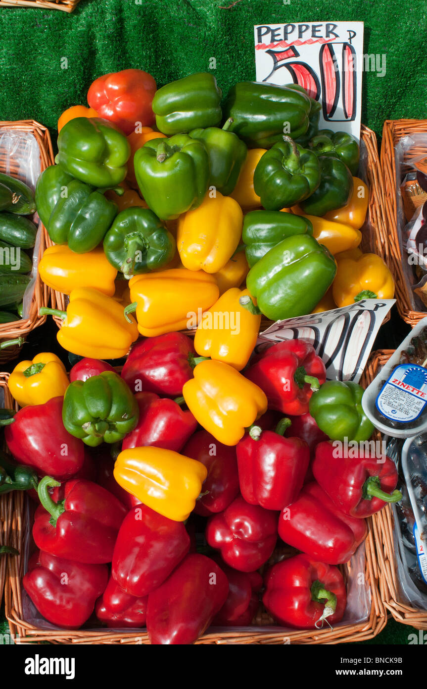Bestandteil der Obst und Gemüse Anzeige in Bills Produkte laden in Brighton, East Sussex, England. Stockfoto