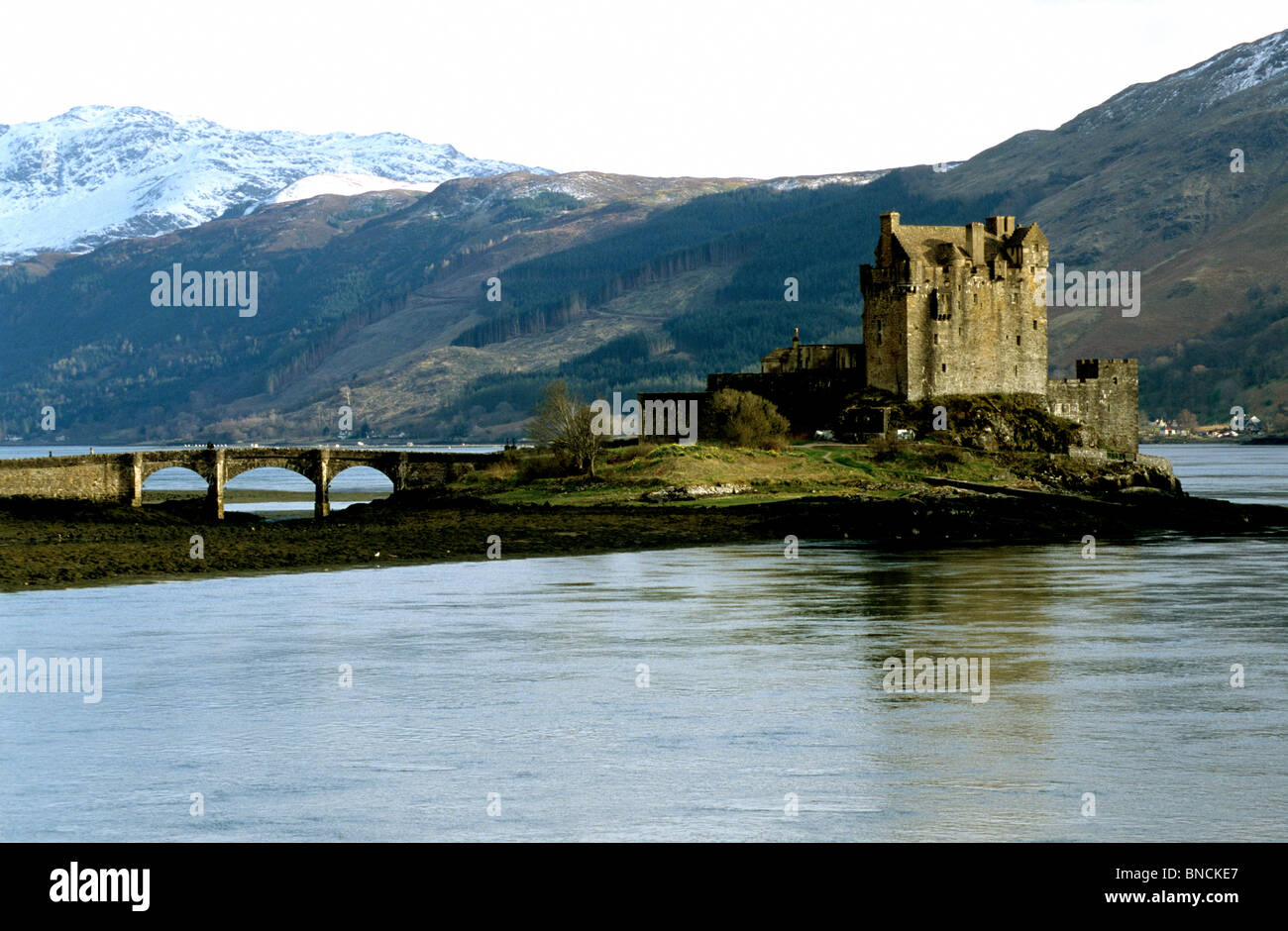 Eilean Donan Castle sitzt treffen drei schottischen Lochs Schottlands die meisten romantischen Schloss. Stockfoto