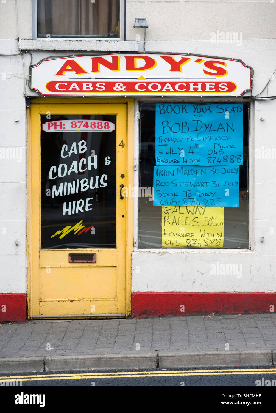 Reisebus mieten und Ticket Outlet, Naas, Irland. Stockfoto