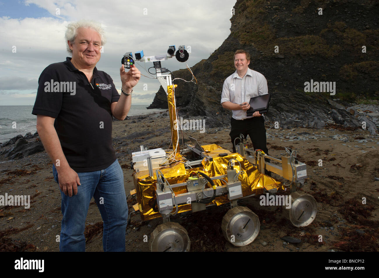 Dave Barnes und Dr. Stephen Pugh mit dem PanCam Bild Verarbeitung Experiment auf ein Mock-up des Mars Explorer Roboters, Wales UK Stockfoto