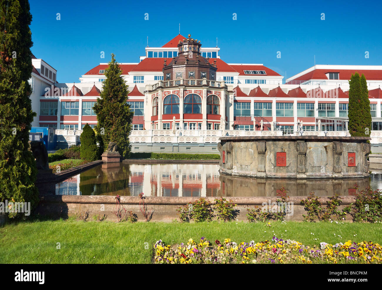 Sopot - Neubau Badehaus in der Nähe von Molo, Blick von der Promenade, Polen Stockfoto