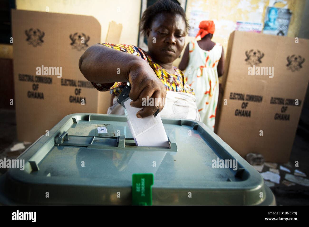 Eine Frau wirft ihre Stimmzettel in einem Wahllokal in Ghanas Hauptstadt Accra während Präsidentschafts-und Parlamentswahlen Stockfoto