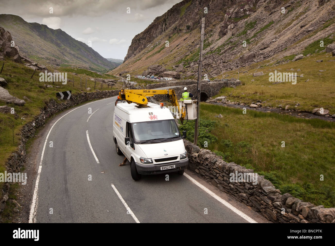 Großbritannien, Wales, Snowdonia, Pass von Llanberis, Pont, y, Gromlech BT Telefon Linie Reparatur im Gange in abgelegenen Gegend Stockfoto