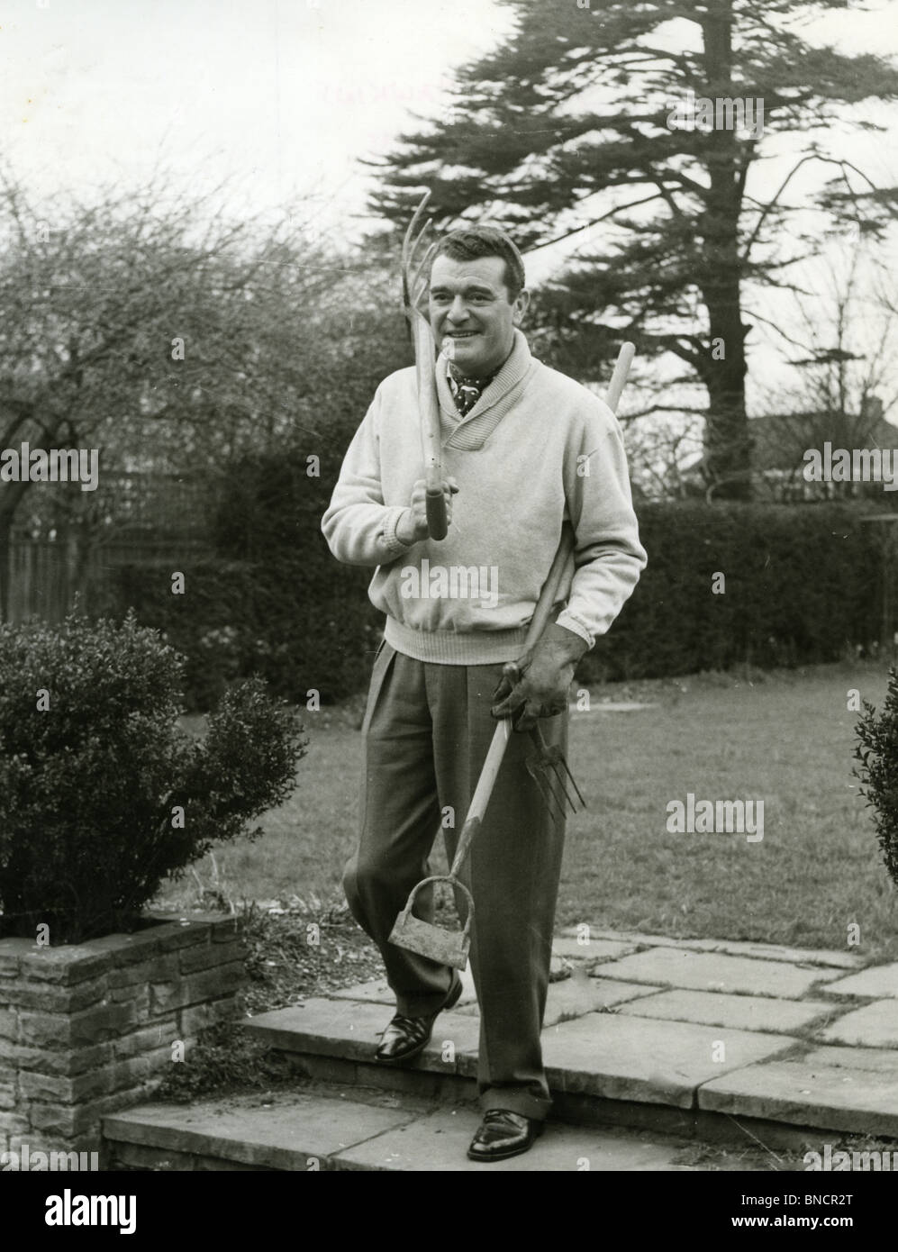 JACK HAWKINS (1910-73) Englisch Schauspieler in seinem Londoner Haus 1954 Stockfoto