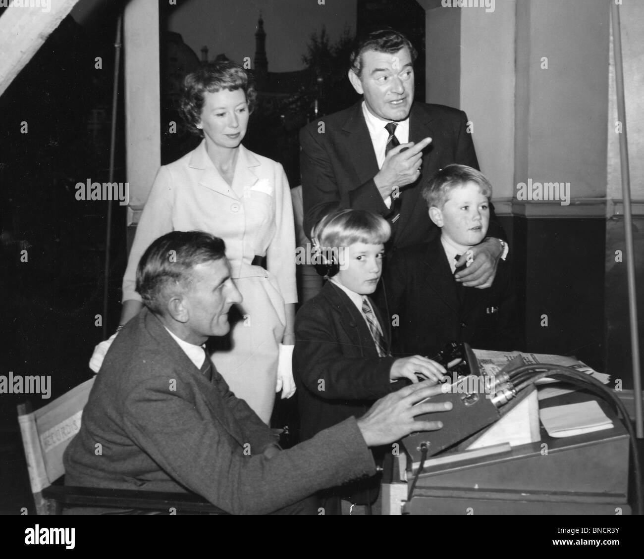 JACK HAWKINS mit Familie in den Elstree Studios in 1958.  Frau Doreen ist mit Söhne Andrew auf der linken Seite und Nikolaus im Tonstudio. Stockfoto