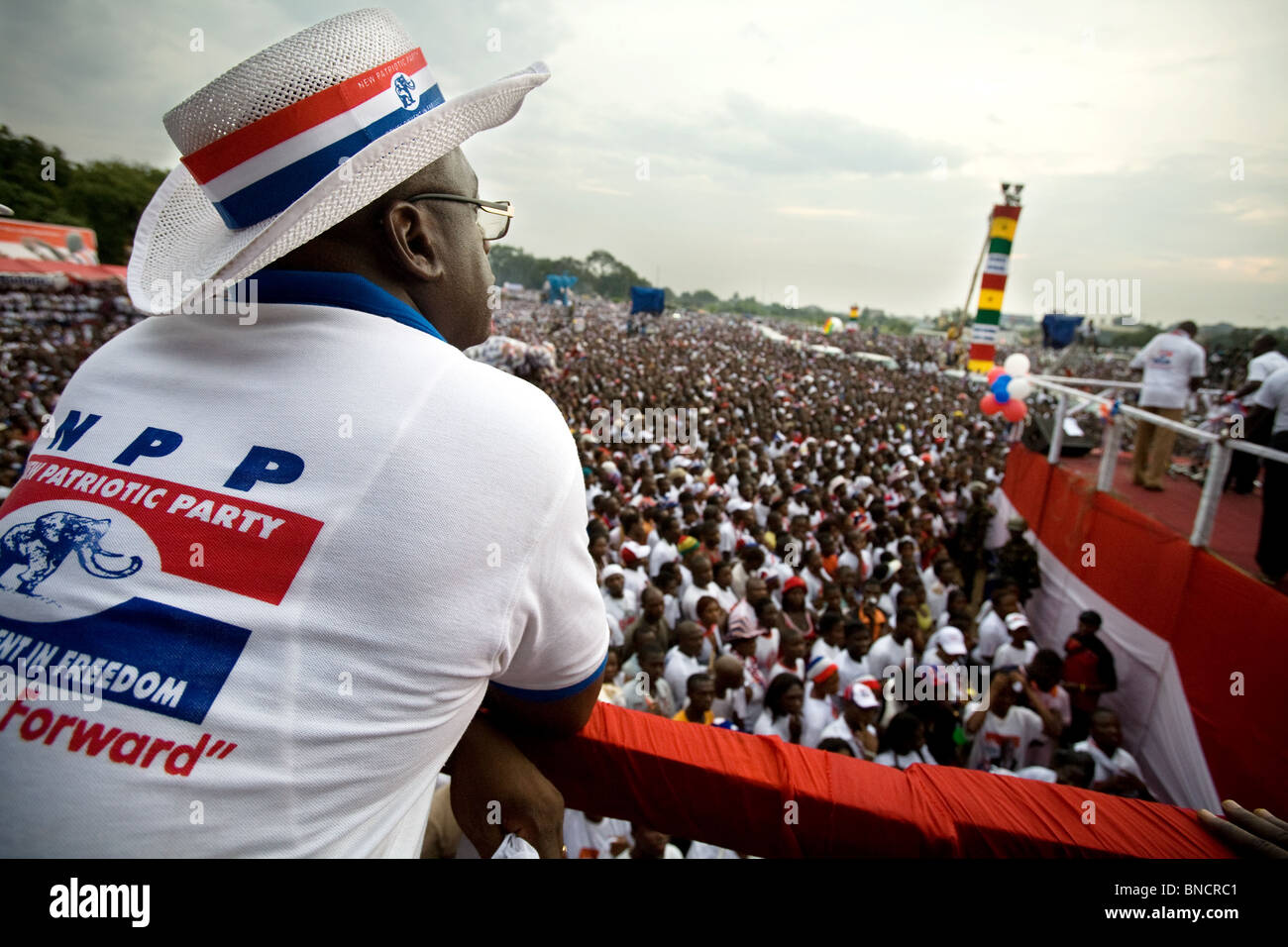 Mitglied der New Patriotic Party (NPP) blickt auf eine große Schar von Anhängern während einer Kundgebung der Kampagne in Accra, Ghana Stockfoto