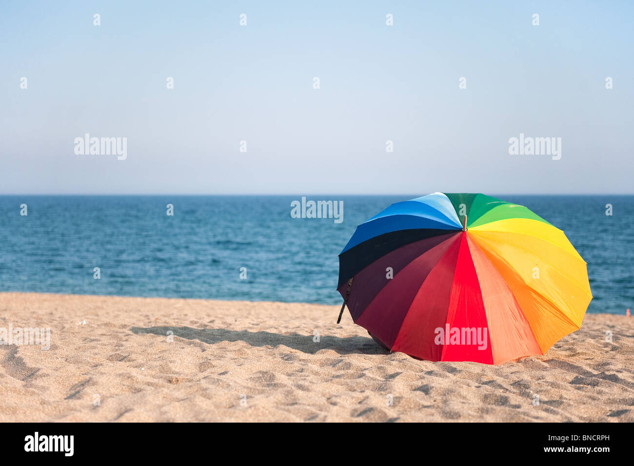 Bunte leeren Strand mit Sonnenschirm und niemand Stockfoto