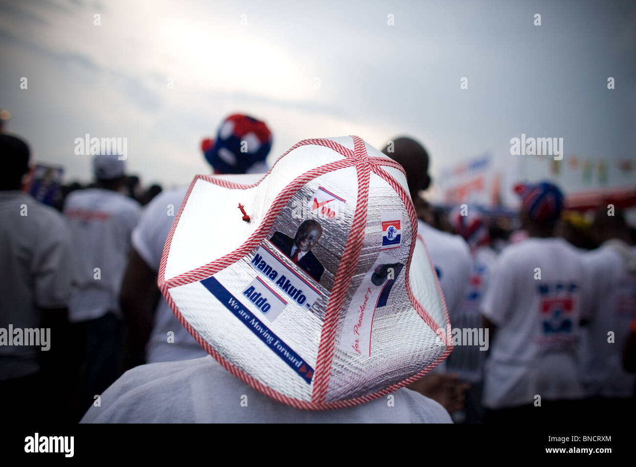 Ein Anhänger trägt einen Hut porträtiert die New Patriotic Party (NPP) Präsidenten hoffnungsvollen Nana Akufo-Addo während einer Kundgebung der Kampagne, Accra Stockfoto