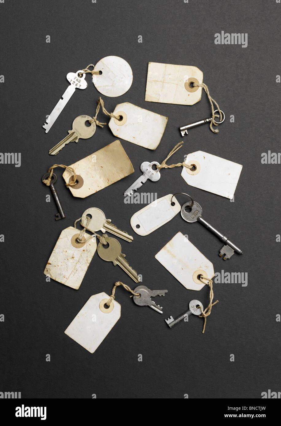 Alte Schlüssel mit Etiketten ohne Aufschrift darauf Stockfoto