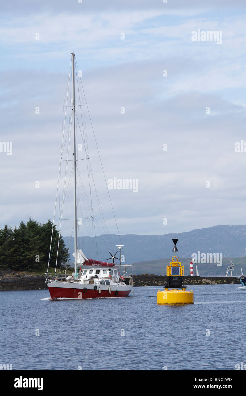 Ein Boot fährt Oban Stockfoto