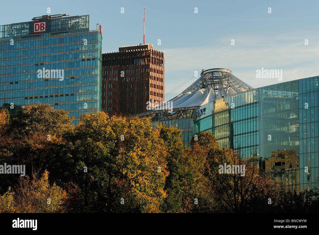 Potsdamer Platz. Skyline gesehen von den gröberen Tiergarten mit DB-Tower, Kollhoff Gebäude, Sony Center, Berlin, Deutschland. Stockfoto