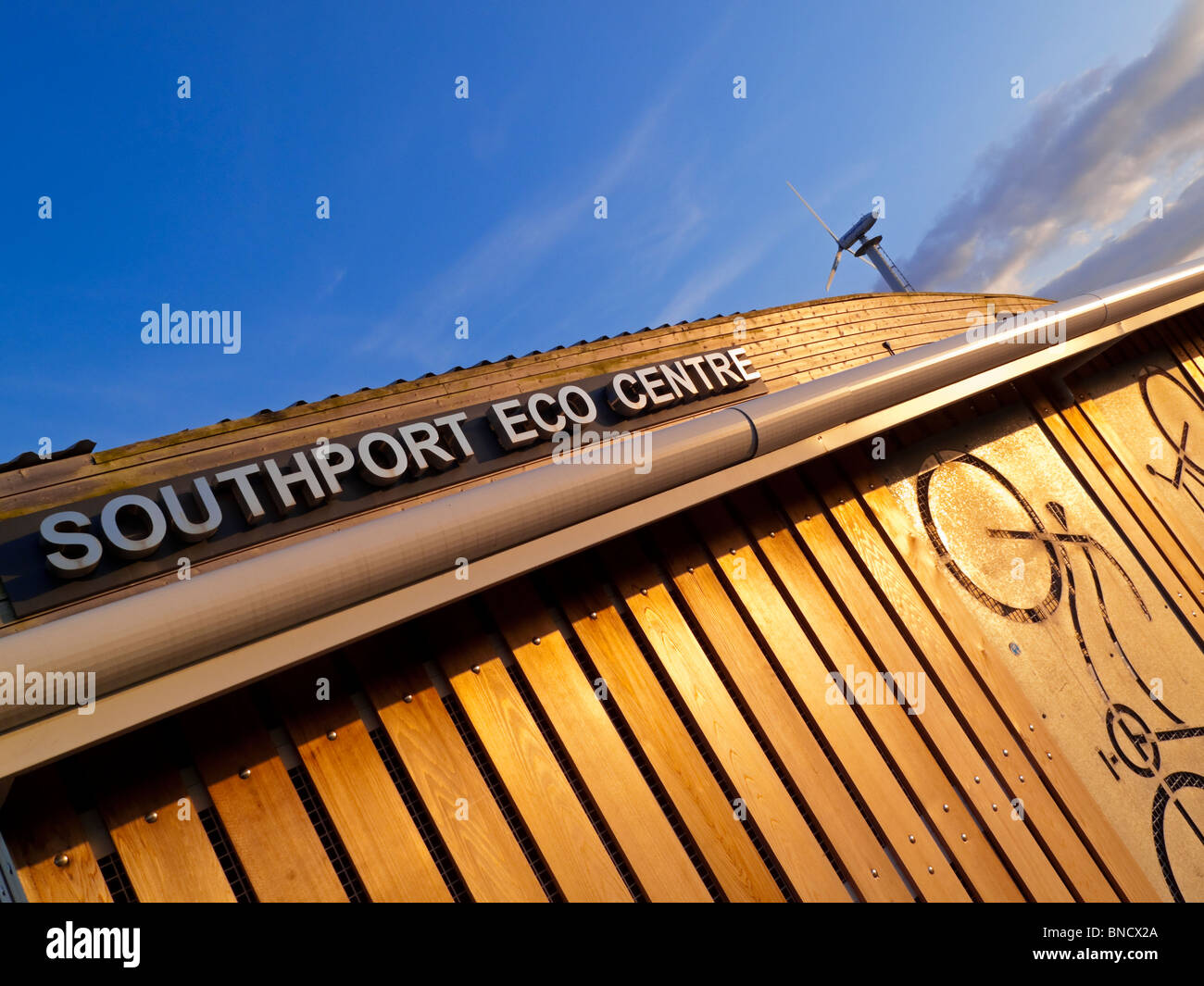 Southport Eco Centre und Wind Turbine auf UK Küste in Southport in Sefton Merseyside ein Besucherzentrum zum darstellen von Nachhaltigkeit Stockfoto
