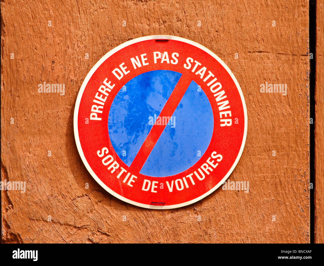 Garagentor mit Französisch No Waiting Zeichen - Frankreich. Stockfoto